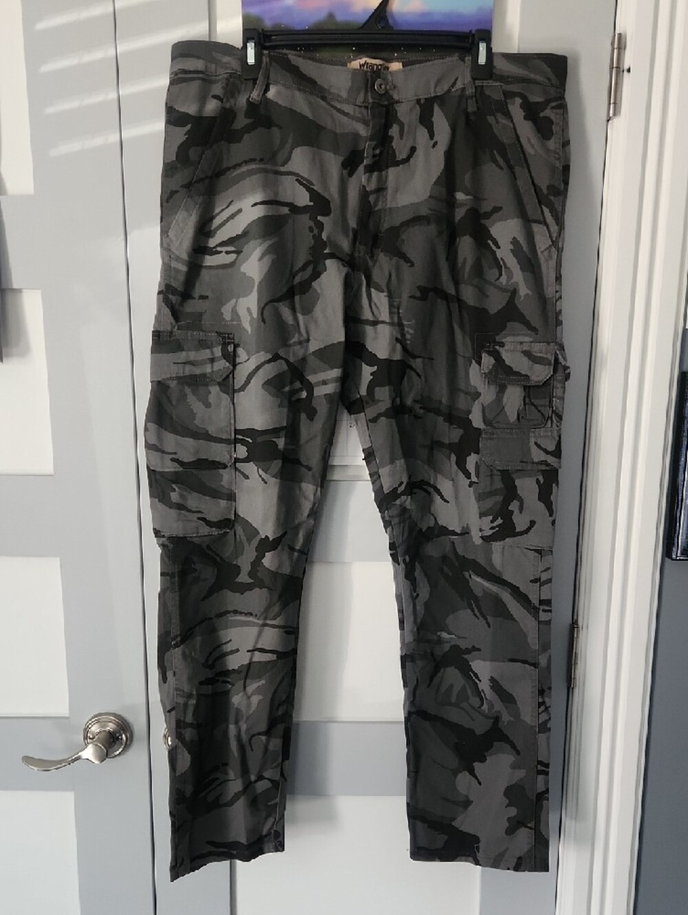 Wrangler Men's Camo Cargo Pants (size 38 x 30)